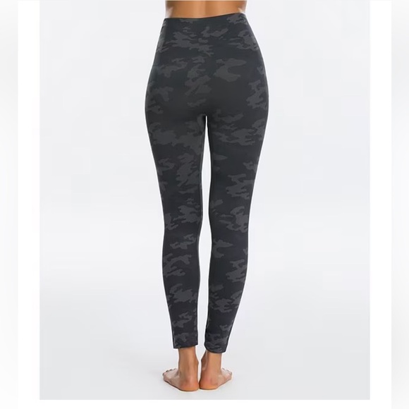 Spanx look at me black camo leggings size medium - Picture 2 of 5